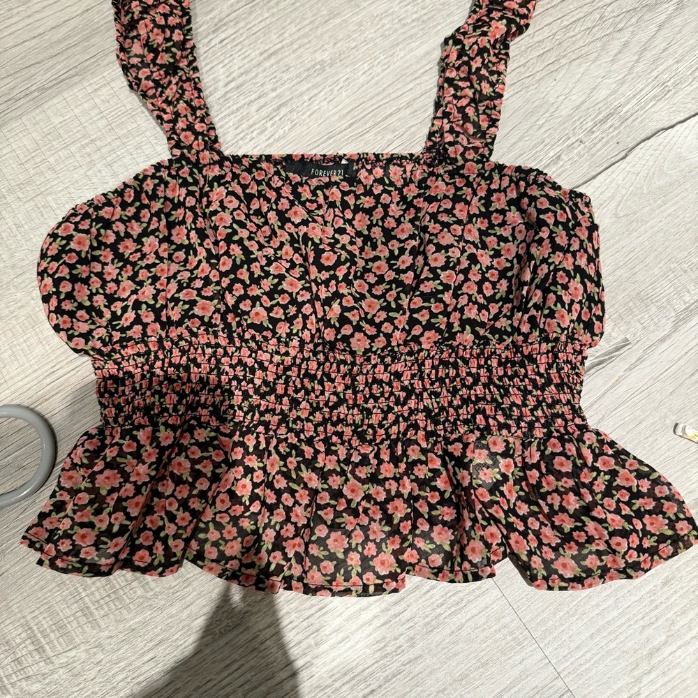 Xs/S lot of tank tops. I wear xs and these all fit me very welly well